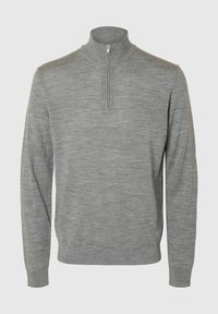 Grå tröja med dragkedja i kragen, tillverkad av ett mjukt, texturerat material. Har långa ärmar och en figurnära design.