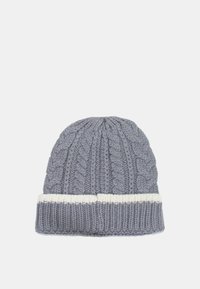 Cappello di lana grigia lavorato a maglia con motivo a treccia, caratterizzato da una robusta fascia bianca nella parte inferiore. Texture morbida e forma arrotondata.