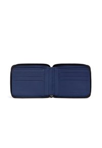 Portafoglio in pelle blu navy con chiusura a zip, dotato di molteplici scomparti per carte e una texture liscia. L'interno è semplice e funzionale.