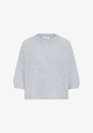 Lichtgrijze gebreide trui met een ronde hals en halflange mouwen, met een iets losse pasvorm en ribbelboordjes bij de hals, manchetten en onderkant.