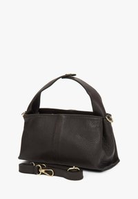 Ciemnobrązowa skórzana torebka o teksturowanym wykończeniu, z krótkim uchwytem i odpinanym paskiem na ramię, z ozdobami w kolorze złotym.