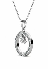 Collana con pendente in argento caratterizzata da un design circolare, decorata con pietre scintillanti e un accento floreale al centro. Catena inclusa.