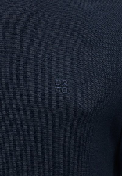 Ύφασμα πλεκτού πουλόβερ σε σκούρο μπλε χρώμα, με ριμπ ύφανση, που φέρει ένα μικρό ανάγλυφο λογότυπο με το κείμενο "D2" και ένα σύμβολο ποσοστού.