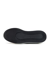 Semelle de chaussure en caoutchouc noir avec motif texturé antidérapant et numéro de taille 39 embossé au centre, vue de dessous.