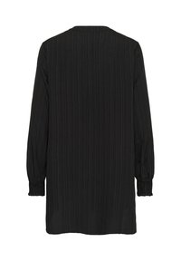 Čierna blúzka s dlhým rukávom s rebrovanou textúrou, so okrúhlym výstrihom a ním zopnutými manžetami. Jednoduchý, rovný strih.