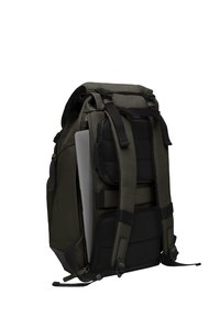 Sac à dos rembourré vert foncé avec des sangles réglables, plusieurs compartiments et une poche latérale pour un ordinateur portable. Tissu texturé et fermetures éclair.