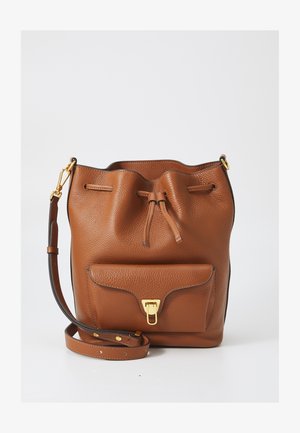 Sac seau en cuir marron avec une texture granuleuse, bandoulière ajustable, fermeture à cordon, et une poche avant avec un détail de fermoir en or.