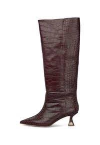 Bordeauxrode leren laarzen tot aan de knie met een gestructureerd krokodillenpatroon, een puntige neus en een uniek hoekig hielaccent.