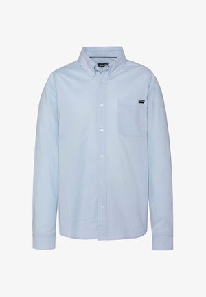 Hellblaues langärmeliges Hemd mit Knöpfen, knöpfbarem Kragen und Brusttasche mit einem kleinen schwarzen Markenetikett.