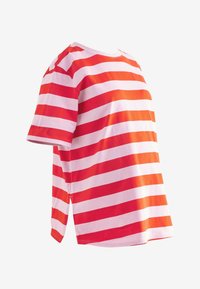 Rood en roze gestreept T-shirt met korte mouwen, ronde halslijn en zijslits. Gemaakt van zachte stof. Casual pasvorm en ontwerp.