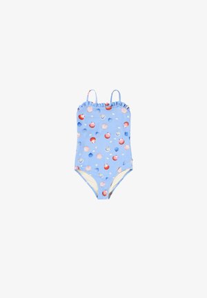 Jasnoniebieski jednoczęściowy strój kąpielowy z cienkimi ramiączkami oraz rozmieszczonymi na materiale wzorami muszelek w kolorach czerwonym, różowym i niebieskim.