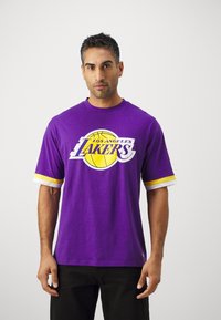New Era NBA LOS ANGELES LAKERS PANEL OVERSIZED TEE - T-shirts print - purple