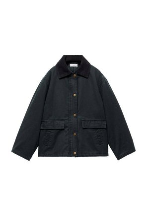 Veste noire en tissu robuste, dotée d'un col en velours côtelé foncé, de poches avant et de boutons-pression dorés. Design décontracté.