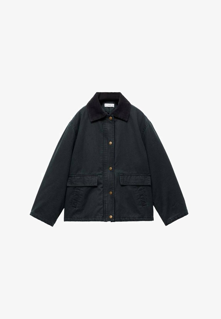 Černá bunda z pevné tkaniny, s tmavým kordurovým límcem, předními kapsami a zlatými tlačítky na zacvaknutí. Uvolněný střih.