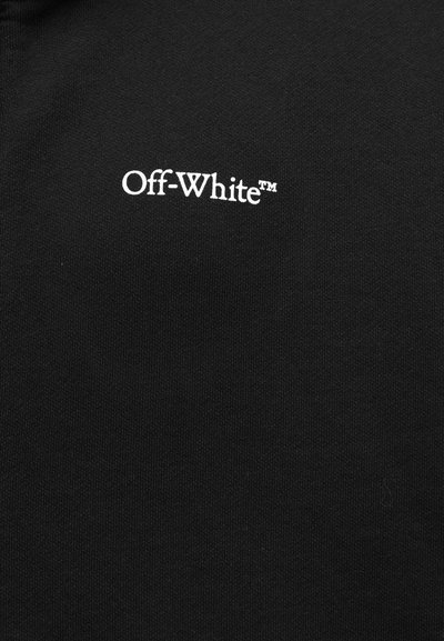 Μαύρο ύφασμα με λευκό κεντημένο κείμενο "Off-White™", ελαφρώς γωνιακό στο κέντρο.
