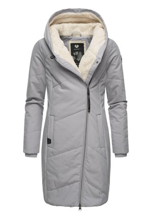 Manteau long gris avec un design matelassé, doté d'une doublure en polaire crème douce et d'une grande capuche. Fermeture éclair et poches latérales.