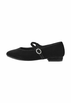 Schwarze Samt-Mary-Jane-Schuhe mit runder Spitze, flachem Absatz und einer dekorativen, runden Schnalle am Riemen. Glatte Textur mit schlichtem Design.