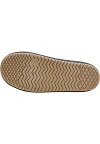 Svart gummisula med ett zigzag-mönster, som har en brun texturerad yta. Visar storlek 30 prägel nära hälen.