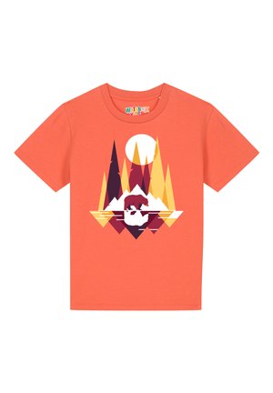 Kurzärmliges oranges T-Shirt mit einem stilisierten Grafikmotiv von Bergen, einem Bären und einer Sonne, das geometrische Formen in Lila, Gelb und Weiß zeigt.