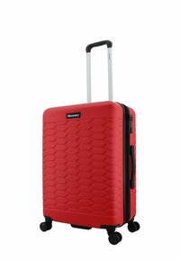 Valigia rigida rossa con un motivo esagonale testurizzato, zip nera, manico e quattro ruote per la mobilità. Logo del marchio in evidenza.