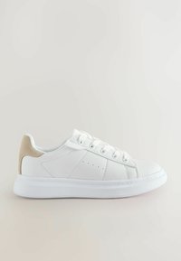 Adidași sintetici albi cu un finisaj texturat, având un accent de suede bej la toc și talpă din cauciuc alb, cu șireturi.