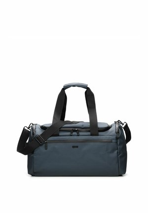 Ciemnoszara prostokątna torba typu duffel z czarnym regulowanym paskiem na ramię, podwójnymi uchwytami na górze oraz wieloma kieszeniami na suwak na białym tle.