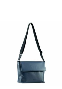 Borsa a tracolla blu scuro realizzata in materiale liscio e lucido con chiusura a patta e tracolla regolabile. Presenta hardware minimale e dettagli del logo.