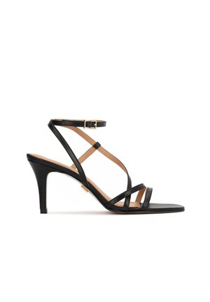 Μαύρο δερμάτινο σανδάλι με ψηλό τακούνι, λεπτές λουρίδες, μυτερό δάχτυλο και διακοσμητικό αγκράφα σε χρυσή απόχρωση στο λουράκι του αστραγάλου.