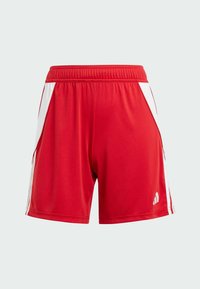 Rote Sportshorts mit weißen Seitestreifen, elastischem Bund, glatter Textur und Logodetail auf der unteren rechten Seite.