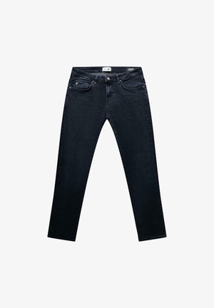 Donkerblauwe denim jeans met een slim-fit pasvorm. Voorzien van een ritssluiting, vijf zakken en een gladde textuur. Gestikte accenten en subtiele merkdetails.