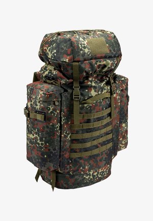 Plecak wojskowy w kamuflażu z wieloma bocznymi kieszeniami, regulowanymi paskami i taśmą MOLLE z przodu do mocowania akcesoriów.