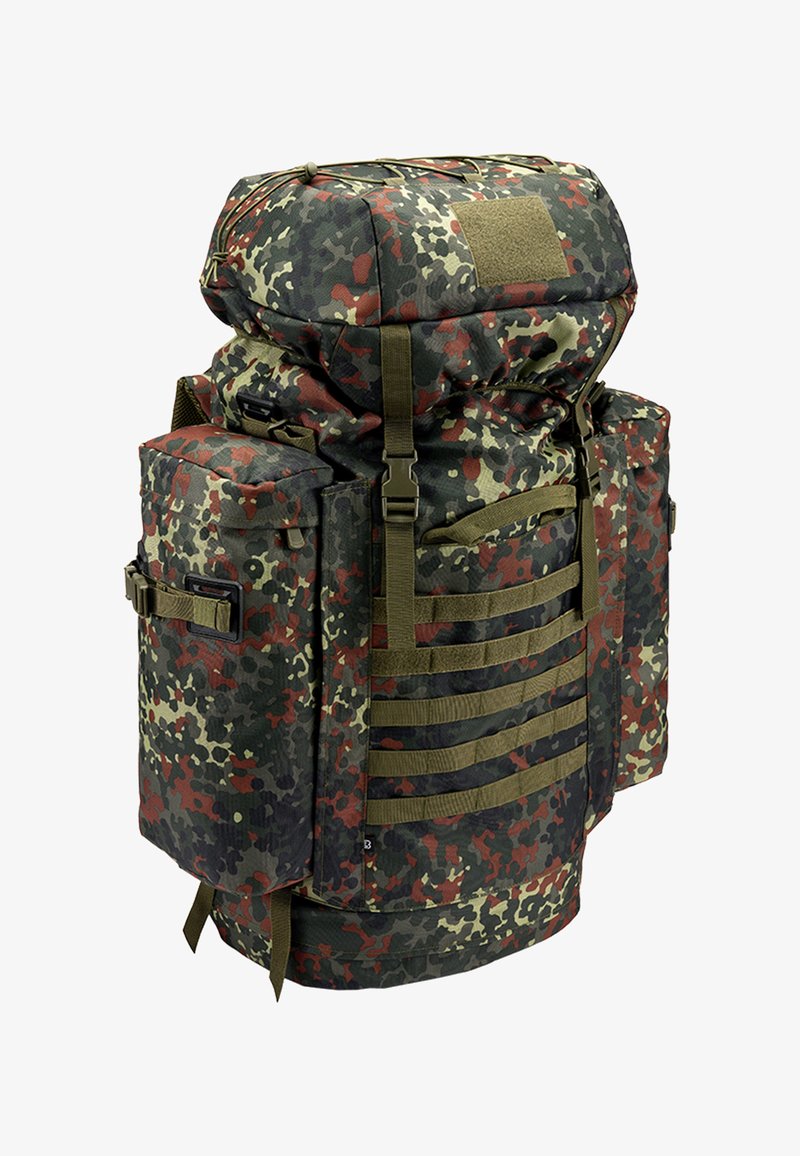 Sac à dos camouflage style militaire avec plusieurs poches latérales, bretelles réglables et sangles MOLLE à l'avant pour les accessoires.