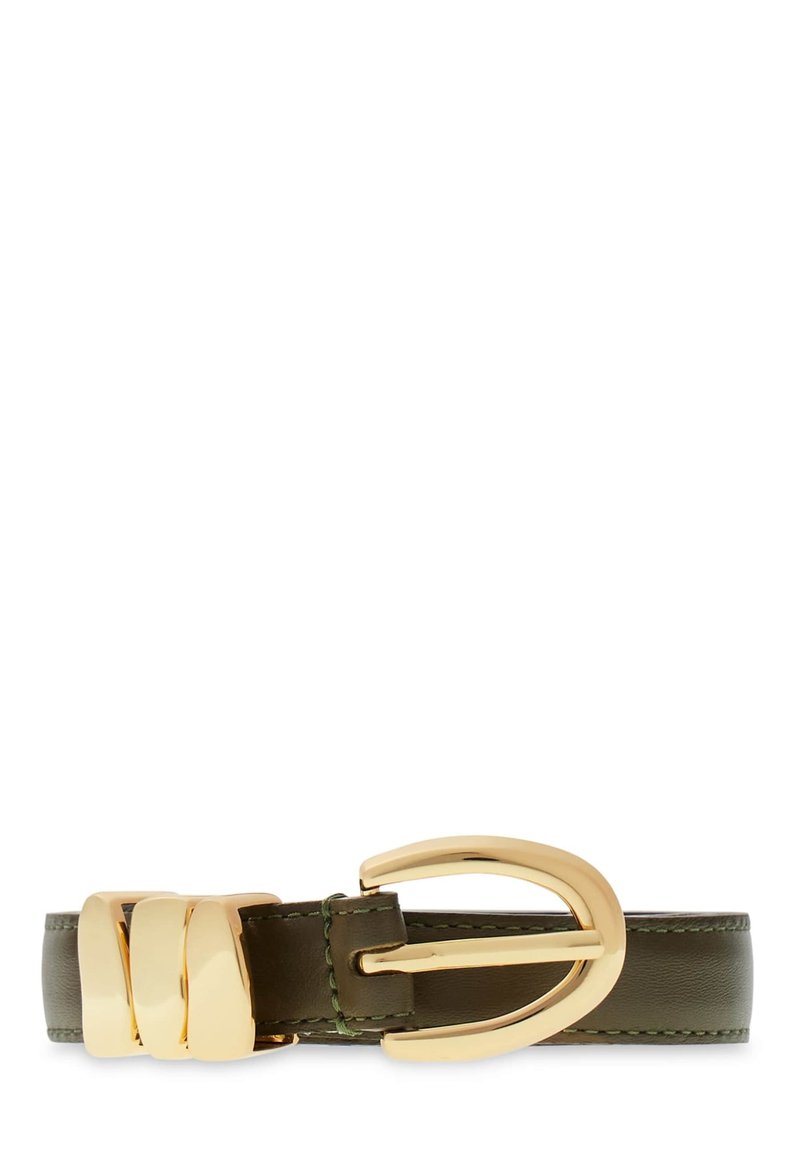 Groene leren riem met een gouden gesp met een slank ontwerp en drie decoratieve accenten nabij de gesp.