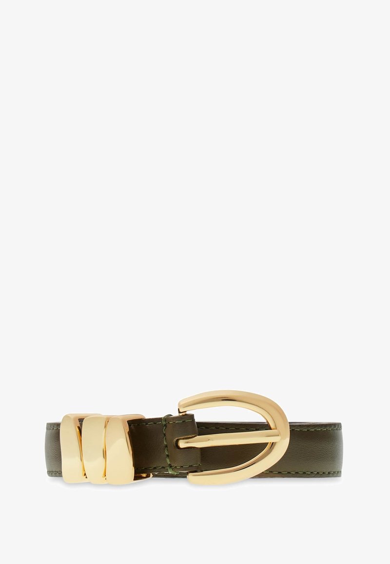 Groene leren riem met een gouden gesp met een slank ontwerp en drie decoratieve accenten nabij de gesp.