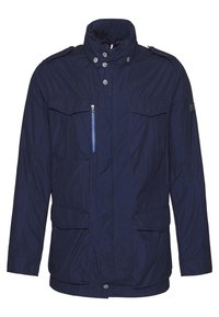 Veste bleu marine avec un col haut, des boutons-pression, deux grandes poches avant et une poche poitrine zippée. Fabriquée en tissu texturé.