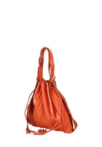 Oranje leren handtas met glanzende metalen accenten, trekkoordsluiting en twee gestructureerde hengsels. Heeft een geraffineerd ontwerp en franjesdetails.