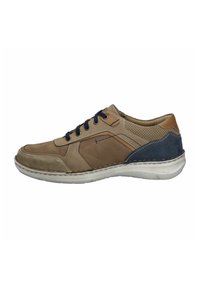 Basket en cuir marron avec panneau perforé, accents marine, semelle gris clair et lacets marine ; présente un bout rond et des sections texturées.