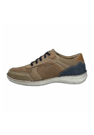Basket en cuir marron avec panneau perforé, accents marine, semelle gris clair et lacets marine ; présente un bout rond et des sections texturées.
