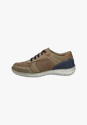 Basket en cuir marron avec panneau perforé, accents marine, semelle gris clair et lacets marine ; présente un bout rond et des sections texturées.
