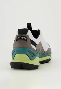 Grauer und weißer Lowa-Wanderschuh mit strukturiertem Obermaterial, türkisfarbenen und limettengrünen Akzenten sowie einer robusten schwarzen Laufsohle.