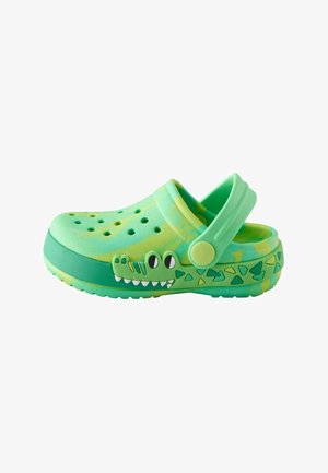 Roheline ja kollane lasteklots ventileerimisaurudega ning mängulise krokodillinäoga küljes, reguleeritava kanna rihmaga.