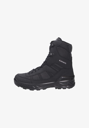 Botte de randonnée noire avec tige en synthétique et panneaux en maille, dotée d'un système de laçage, d'un col rembourré et d'une semelle en caoutchouc avec un motif de traction.