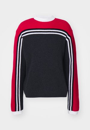 Sweatshirt mit rohem Oberteil. Dunkelgrauer Körper und rote Ärmel mit schwarz-weißen Streifen. Stricktextur.