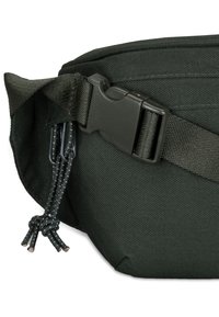 Borsa in tessuto nero con una finitura testurizzata, caratterizzata da una fibbia di rilascio laterale e due cordini con cuciture bianche a contrasto.
