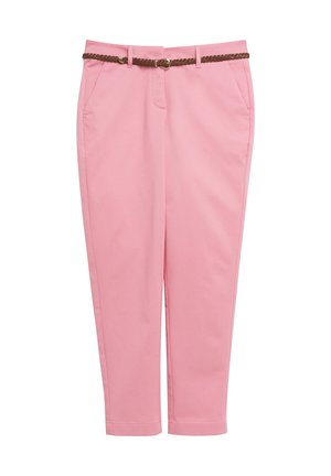 Pantaloni rosa sagomati con tasche laterali e cintura marrone intrecciata infilata nei passanti su sfondo bianco.