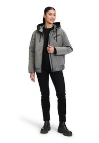 Grau isolierte Jacke mit Kapuze, Reißverschluss und schwarzen Akzenten. Verfügt über einen gesteppten unteren Teil und Zugbänder an der Kapuze.