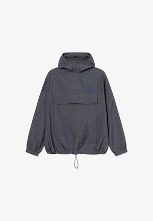 Sötétszürke kapucnis széldzseki elülső félcipzárral, nagy zsebfedővel, elasztikus mandzsettákkal, állítható alsó szegéllyel és finom kék geometriai mintával.