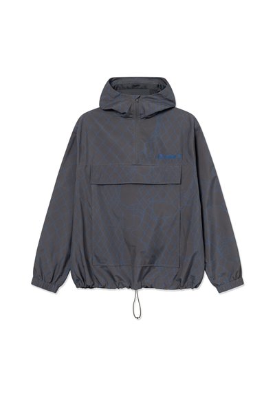 Coupe-vent à capuche gris foncé avec demi-fermeture éclair avant, grande poche à rabat, poignets élastiques, ourlet inférieur ajustable et motif géométrique bleu subtil.
