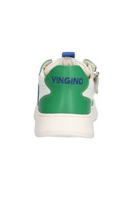 Sneakers bianche con dettagli verdi e logo blu "VINGINO" sul tallone. Materiale testurizzato, collo imbottito e dettagli di cucitura a contrasto.