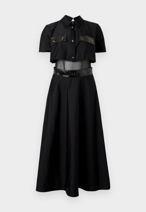 Rochie neagră cu mâneci scurte, detalii cu nasturi și guler plat. Prezintă un corset ajustat și o fustă fluidă; accente lucioase la talie.